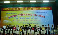 Vice President Nguyen Thi Doan presents scholarship to disadvantaged children 
