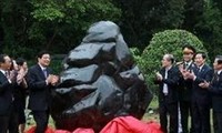 Precious stones offered to Ho Chi Minh Mausoleum