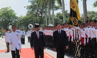 President Truong Tan Sang holds talks with Brunei Sultan Hassanal Bolkiah  