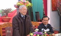 Party leader Trong pays New Year visit to Thach That 