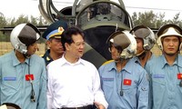 PM Nguyen Tan Dung visits Air Force Regiment 910