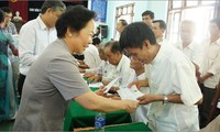 Vice President Nguyen Thi Doan presents gifts to social beneficiaries 