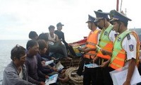 Tourists join the program to assist Hoang Sa, Truong Sa fishermen