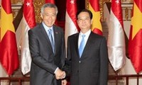 Singaporean Prime Minister Lee Hsien Loong visits Hanoi scenic spots 