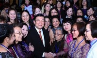 President meets with overseas Vietnamese women