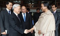Party General Secretary Nguyen Phu  Trong meets Indian Speaker of the Lower House