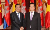 Cambodian Prime Minister Hun Sen begins an official visit to Vietnam