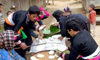 Mong people in Na Tau hamlet make banh day 