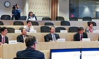 Deputy PM Vu Van Ninh meets Harvard scholars