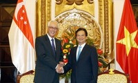 PM Nguyen Tan Dung receives Singaporean Senior Minister Goh Chok Tong