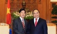 Deputy PM Nguyen Xuan Phuc welcomes Vientiane’s Lord Mayor
