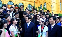 President Truong Tan Sang meets with outstanding ethnic minority students