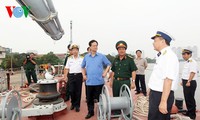 PM Nguyen Tan Dung inspects the building of missile boat 12418