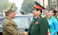 Defense Minister Phung Quang Thanh meets with Cuban Minister of revolutionary armed forces