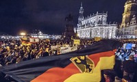 Thousands of Germans protest PEGIDA march 