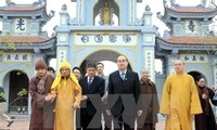 Fatherland Front leader pays Tet visit to top Buddhist monks