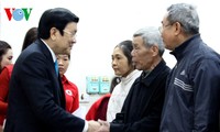 President Truong Tan Sang visits and presents gifts to local officials and people in Hung Yen 