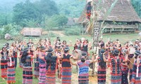 Co Tu ethnic people promote tourism