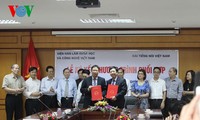 VOV signs a cooperative program with the Vietnam Academy of Science and Technology