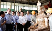 VFF President Nguyen Thien Nhan visits craft villages in northern Vietnam