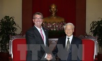 Vietnamese Party, State leaders receive US Defense Secretary Ashton Carter