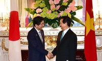 Prime Minister Nguyen Tan Dung holds talks with Japanese Prime Minister Shinzo Abe