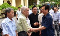 PM Nguyen Tan Dung meets voters in Hai Phong