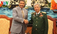 Vietnam, US promote defense ties