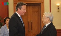 Vietnamese Party, State leaders receive UK Prime Minister