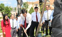 President Truong Tan Sang offers incense at Memorial of Lawyer Nguyen Huu Tho in Long An
