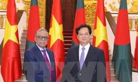 PM Nguyen Tan Dung holds talks with Bangladeshi President