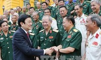 President Truong Tan Sang meets heroic war veterans 