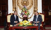 Deputy Prime Minister Nguyen Xuan Phuc receives Nagasaki governor