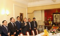 Deputy PM Vu Van Ninh meets Vietnamese Embassy staff in London