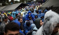 Croatia opens its border with Serbia for migrants 