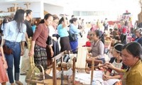 Vietnam attends handicraft products fair in Laos