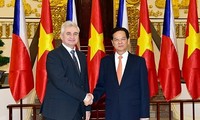 PM Nguyen Tan Dung receives Czech Senate President 