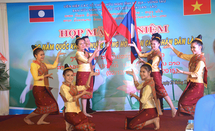 High-ranking Vietnamese delegation welcomed in Laos