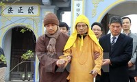 Hanoi authorities make pre-Tet visit to VBS Supreme Patriarch