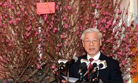 Party leader Nguyen Phu Trong meets Party Central Committee office staff