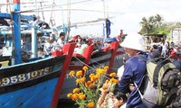 Hundreds of fishing boats sail off to Truong Sa