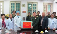 General visits Viet Duc Hospital
