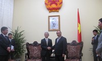 Deputy PM Nguyen Xuan Phuc receives Toyota Executive Vice President