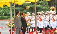 Prime Minister Nguyen Xuan Phuc holds talks with Kuwaiti counterpart Sheikh Jaber Mubarak Al Hamad A