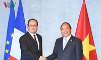 Prime Minister Nguyen Xuan Phuc met with foreign leaders on the sidelines of the expanded G7 summit