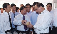 Prime Minister works with Mekong Delta Rice Research Institute, receives American volunteers