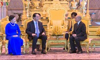 President Tran Dai Quang holds talks with Cambodian King Norodom Sihamoni