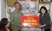 Vice President Dang Thi Ngoc Thinh presents gifts to AO/ dioxin victims in Ninh Binh