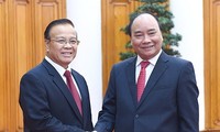 Prime Minister Nguyen Xuan Phuc receives Laotian Deputy PM, Finance Minister 