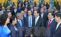 President meets Vietnamese ambassadors abroad 